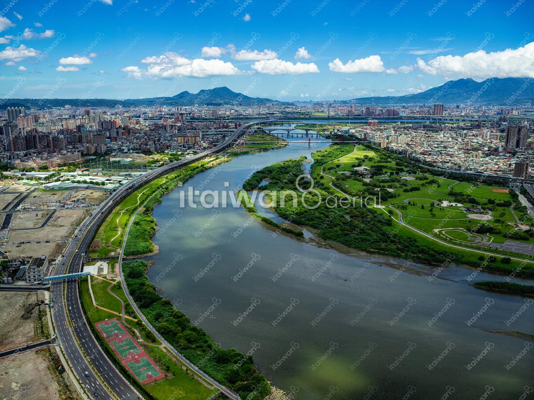 新店溪中游河岸