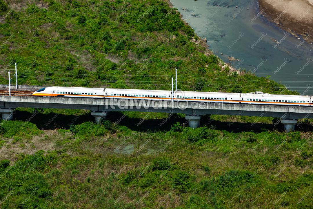 高鐵行駛八掌溪段